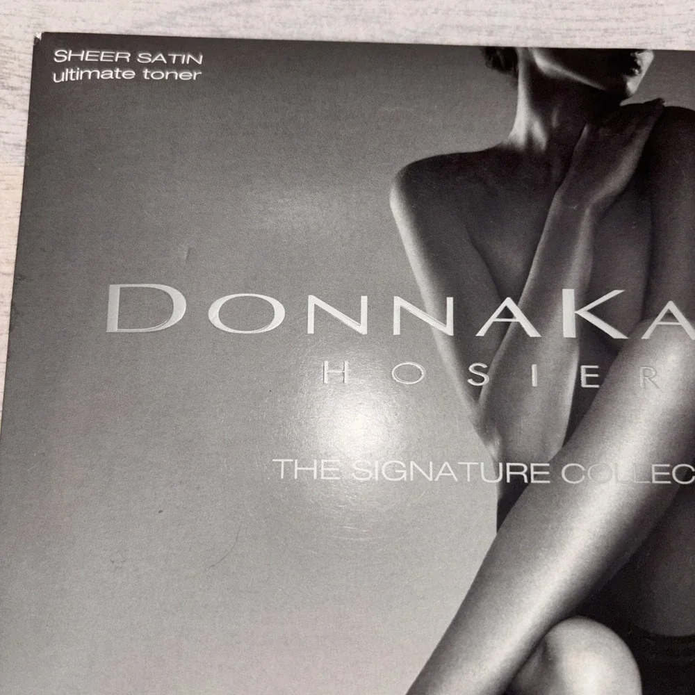 Donna Karen Hosiery Sheer Satin Sandelfoot‎ Chocolate Plus Petite